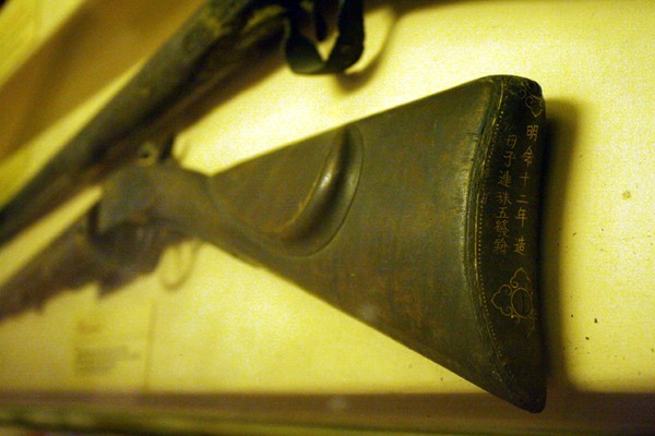 Súng săn của vua Nguyễn được thiết kế rất tỉ mỉ với các dòng chữ nho được khảm ở báng súng bằng vàng